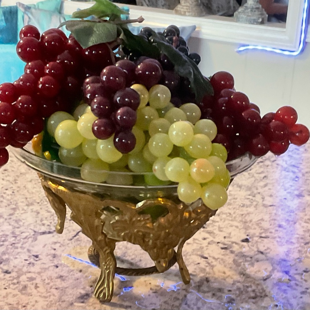Luxurious Gold and Clear Glass Serving Bowl featuring grape vines - Picture 10 of 11